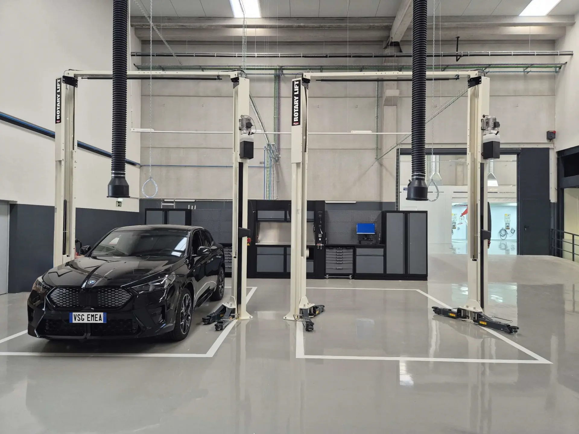 Best Automotive Lifts for Home Garage & Professional Shops (Full 2025 Guide)